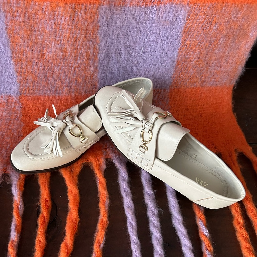 ZARA Elegant Cream Loafers with Tassel Detail